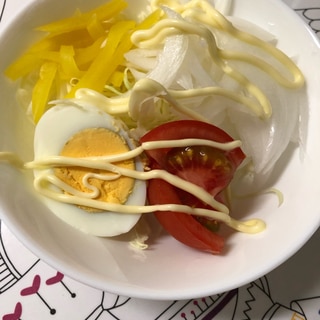 マヨネーズで食べる✨沢庵と新玉葱の生野菜サラダ